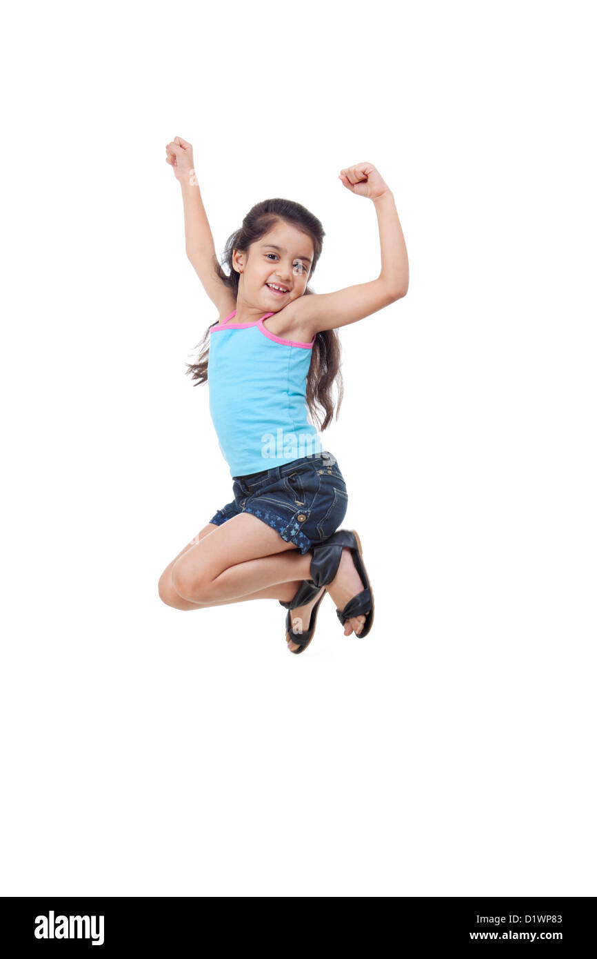 Kleines Mädchen in die Luft springen Stockfoto