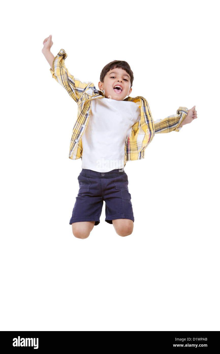 Fröhliche junge springen über weißem Hintergrund Stockfoto