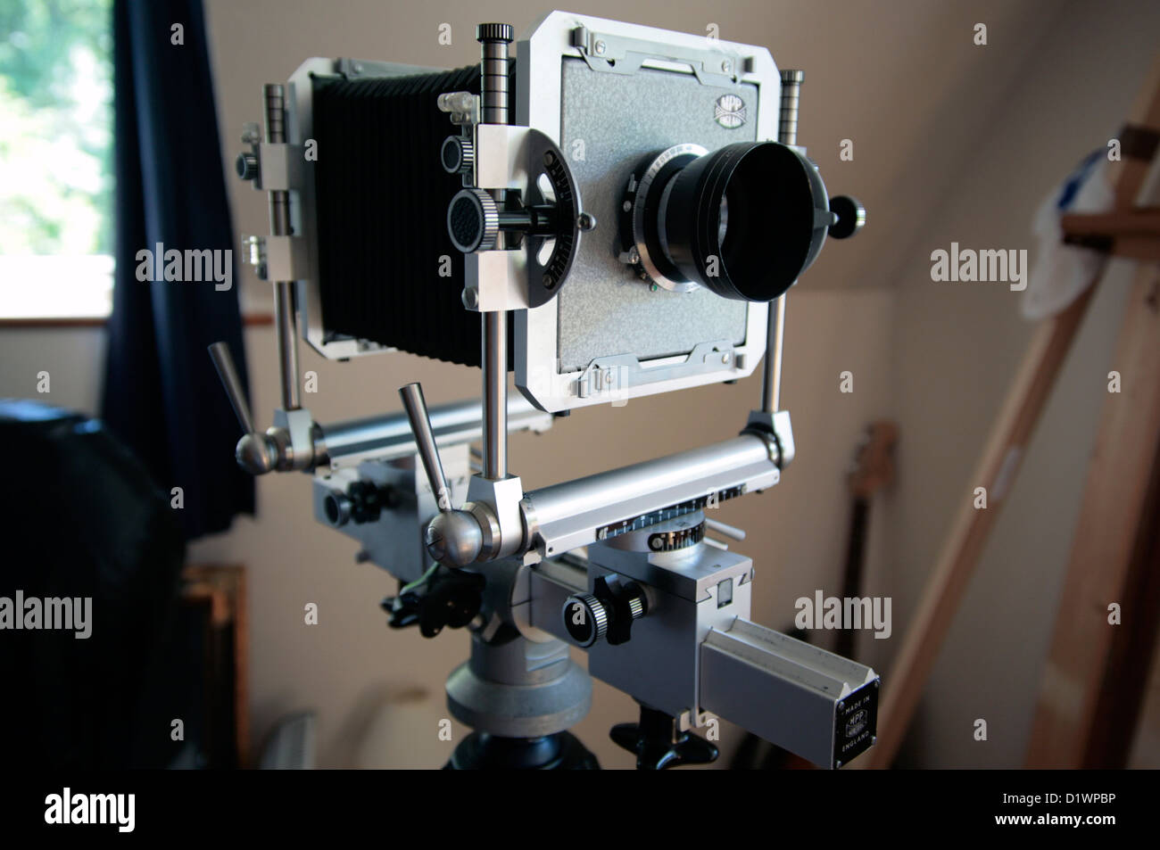 Großformat-Film-Kamera auf einem hölzernen Stativ. Stockfoto
