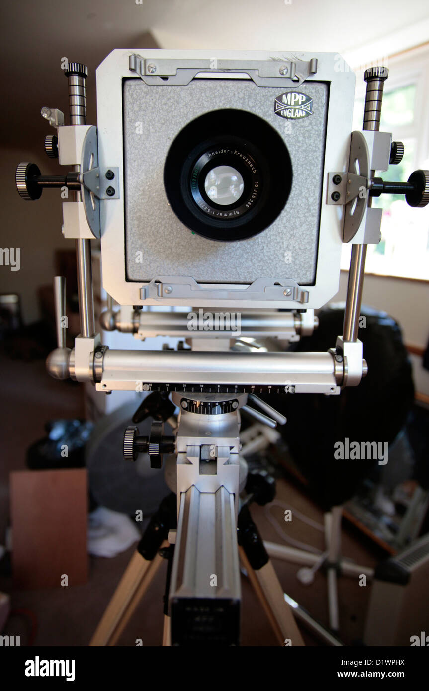 Großformat-Film-Kamera auf einem hölzernen Stativ. Stockfoto