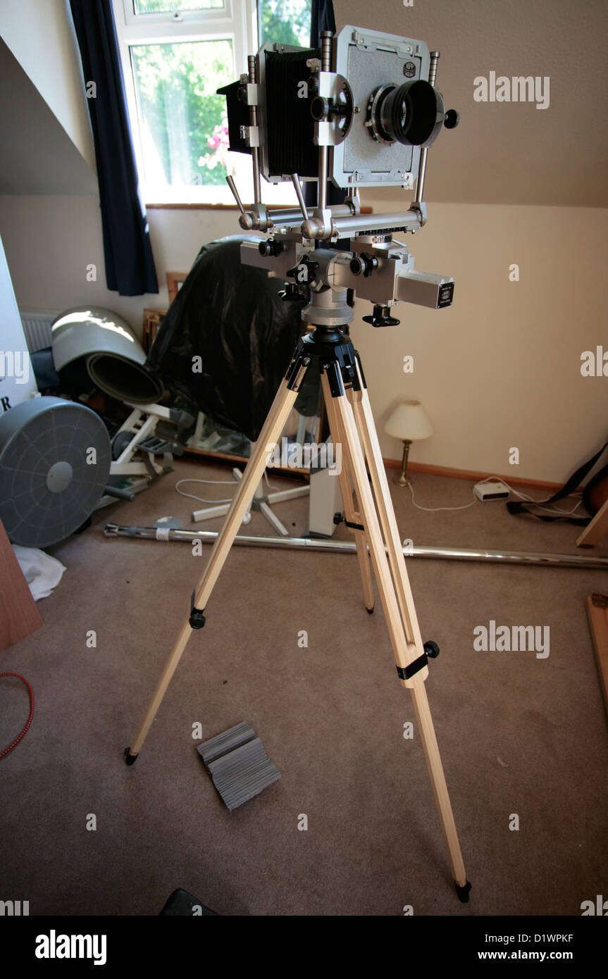 Großformat-Film-Kamera auf einem hölzernen Stativ. Stockfoto