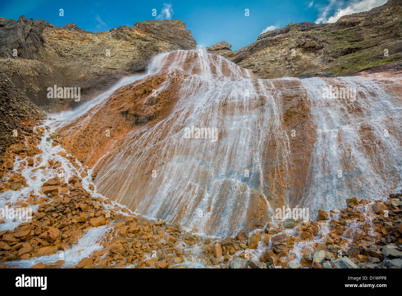 Raudifoss Wasserfälle, Landmannalaugar, IcelandThe Rock ist mit einem Eisengehalt von Rhyolith. Stockfoto