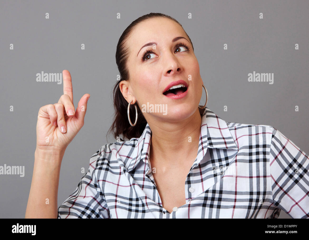 Frau mit dem Finger in der Luft, die eine großartige Idee Stockfoto