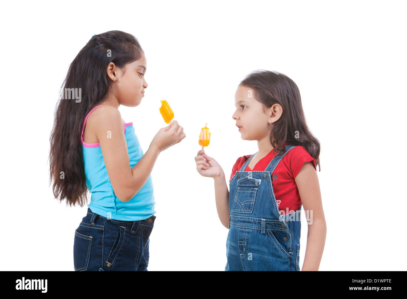 Mädchen mit Eis am Stiel auf weißem Hintergrund Stockfoto