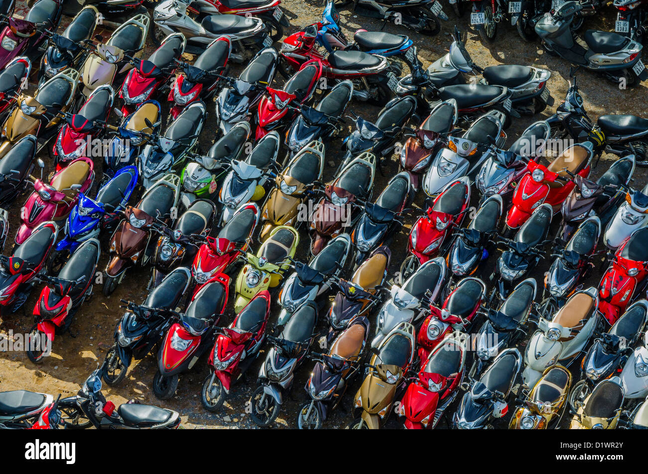 Motorroller Parken im großen Parkplatz in District 1, Ho-CHi-Minh-Stadt, Vietnam Stockfoto