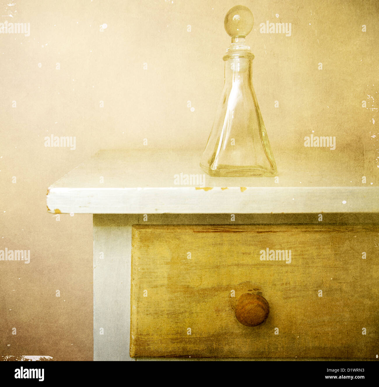 Parfüm Glasflasche sitzt oben auf ein Büro in einem Schlafzimmer Stockfoto