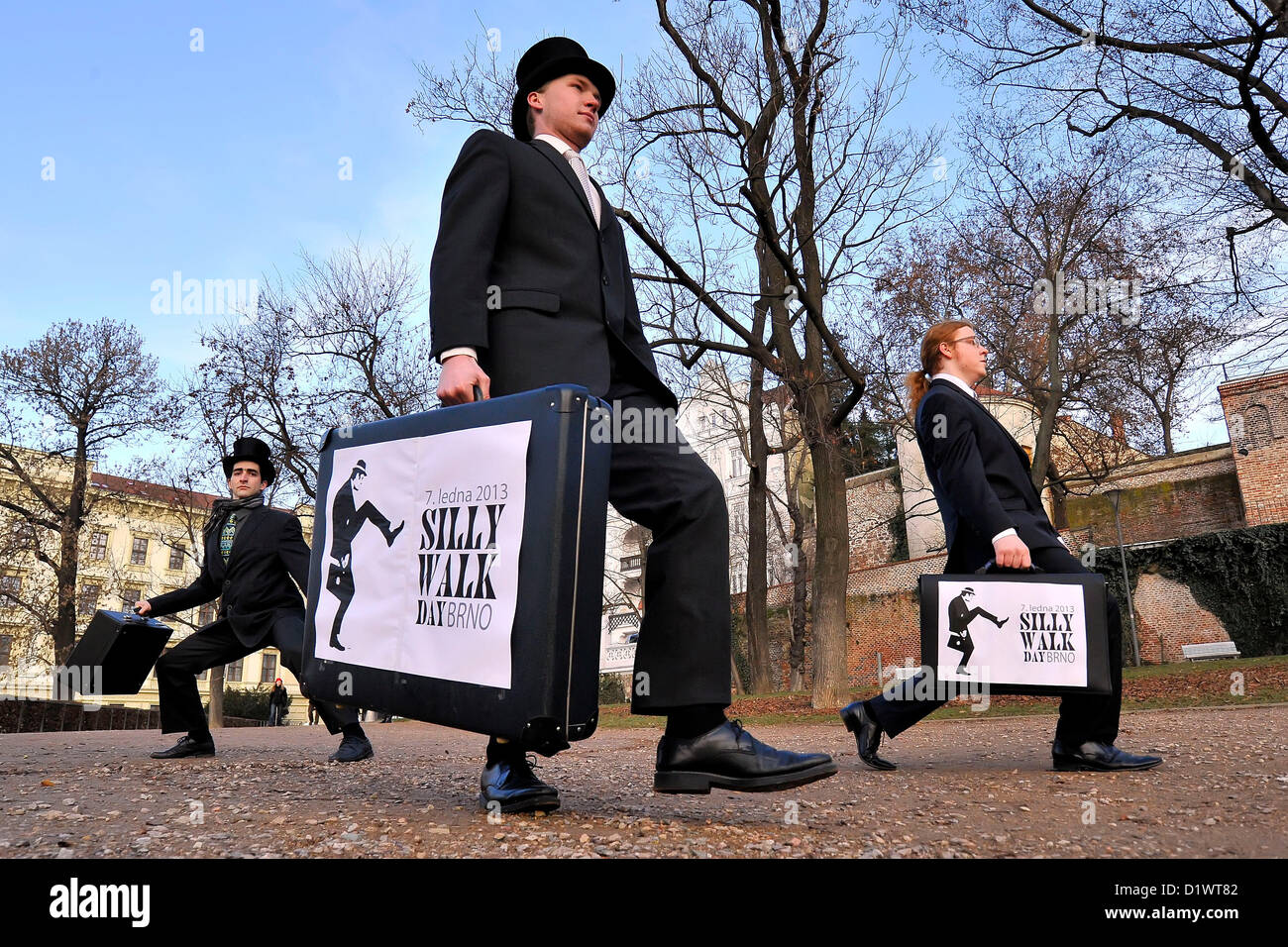 Fans der britischen Comedy-Gruppe Monty Python sind bei ungewöhnlichen März anlässlich des internationalen Silly Walk in Brno, Tschechische Republik, 7. Januar 2012 gesehen. (Foto/Vaclav Salek CTK) Stockfoto