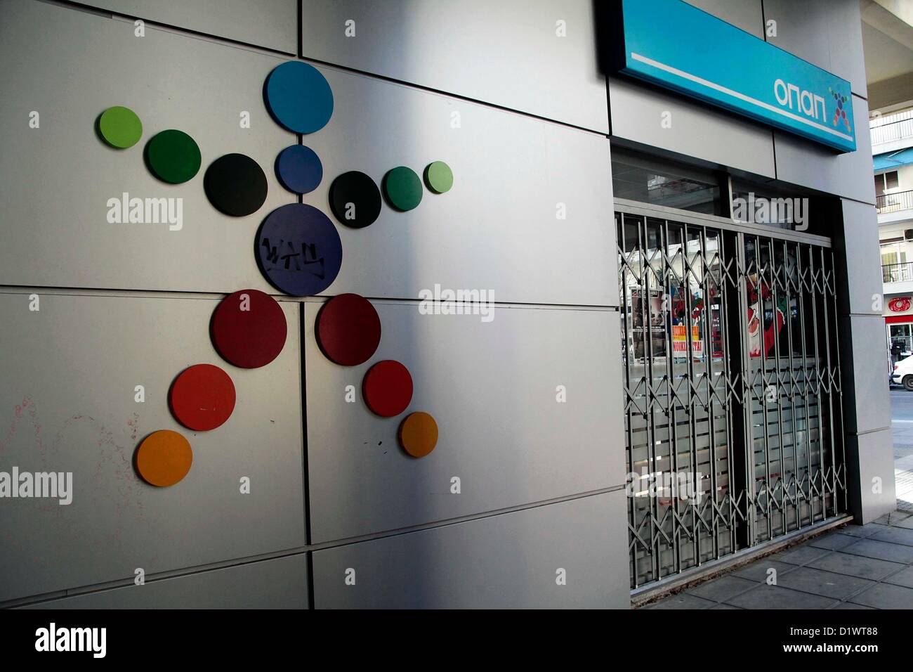 Ein geschlossener Zweig der griechischen Lotto und Sportwetten-Anbieter OPAP in Thessaloniki am 07.01.2013. Verkaufsstellen der OPAP protestieren gegen ein neues Gesetz zur Besteuerung auf Sportwetten und Lotterien erhöhen. Foto: Alexandros Michailidis / Kunst des Fokus Stockfoto