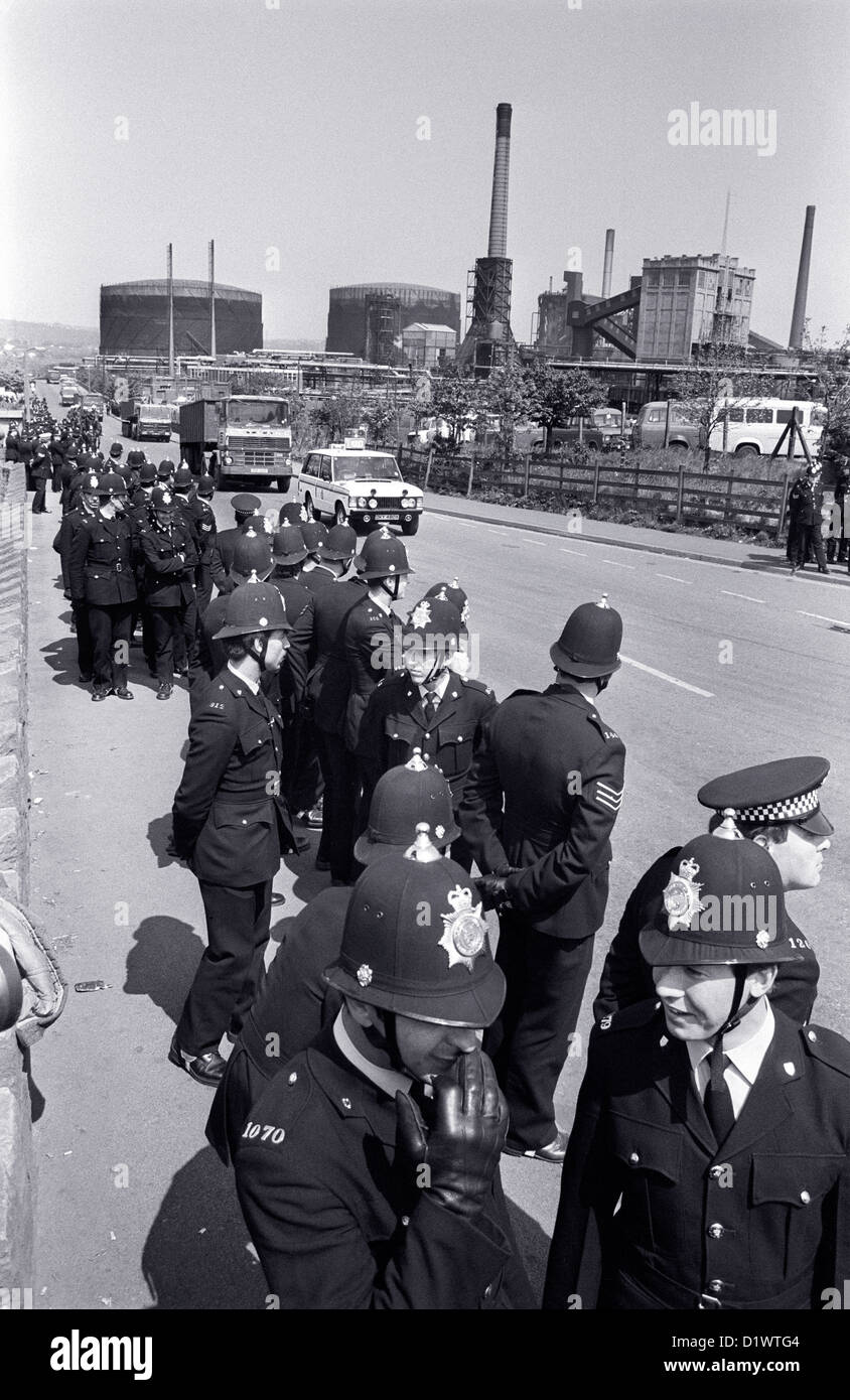 Polizei schützen Kohle Lieferung LKW bei Orgreave Verkokung in Sheffield South Yorkshire während der Bergarbeiterstreik 1984 / 85 zu Pflanzen. Stockfoto
