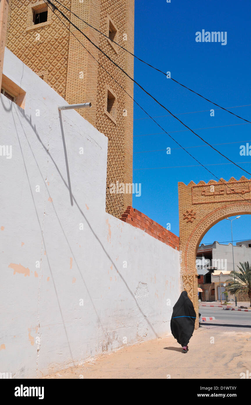 Eine Frau auf der Straße von Tunesien Stockfoto