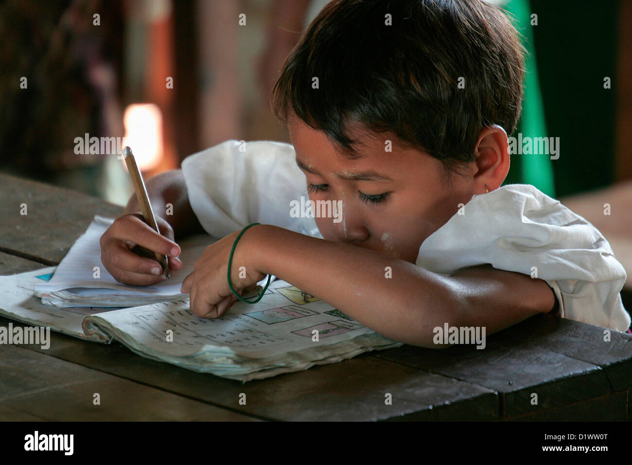 Porträt eines jungen burmesischen Schülers an einer Dorf-Grundschule in Maing Thauk, Inle-See, Shan-Staat, Birma, Südostasien. Stockfoto