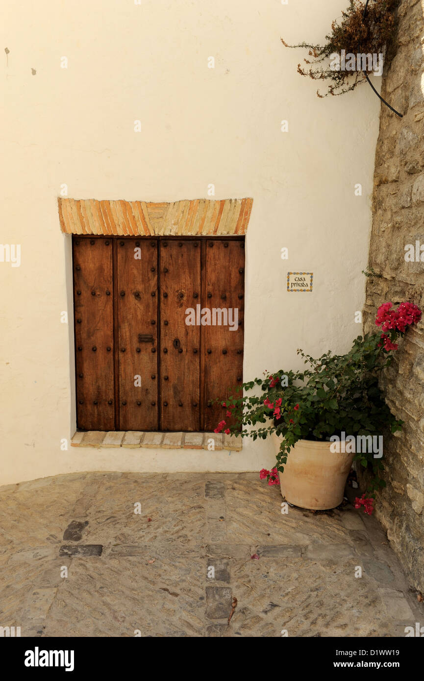 Alte Fensterläden aus Holz, Vejer De La Frontera, eines der Pueblos Blancos oder weißen Dörfer Andalusiens, die berühmt für ihre weiß getünchten Wänden Stockfoto