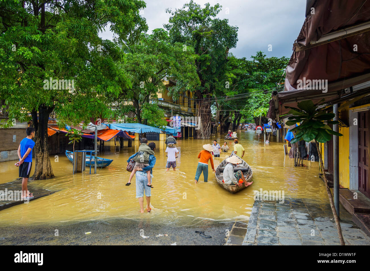 Einheimischen Reise durch überflutete Straßen mit dem Boot, Hoi an, Vietnam Stockfoto