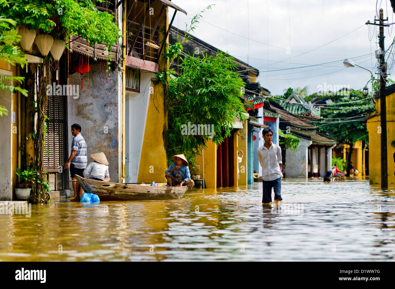 Überflutete Straße in der alten Stadt Hoi an, Vietnam Stockfoto