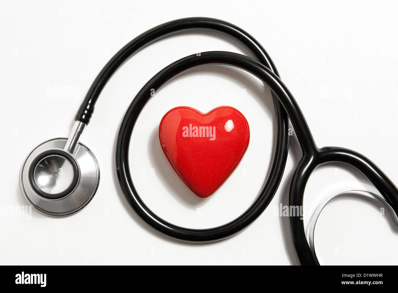 Stethoskop und rot Herzform Stockfoto