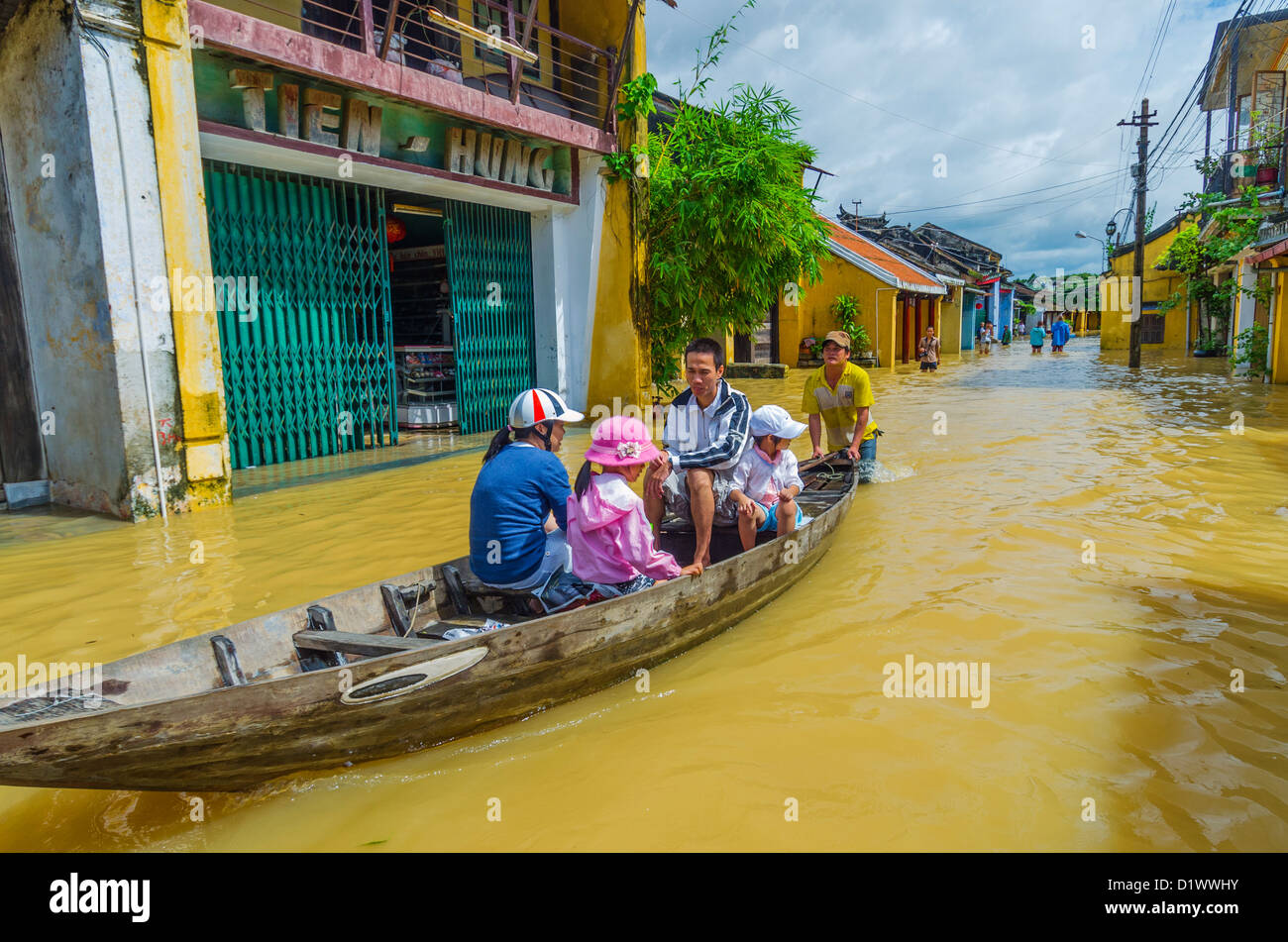 Familie in lokalen Boot transportiert werden, bei Hochwasser, Hoi an, Vietnam Stockfoto