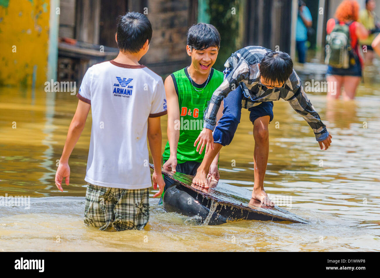 Kinder spielen im überfluteten Straße, Hoi an, Vietnam Stockfoto