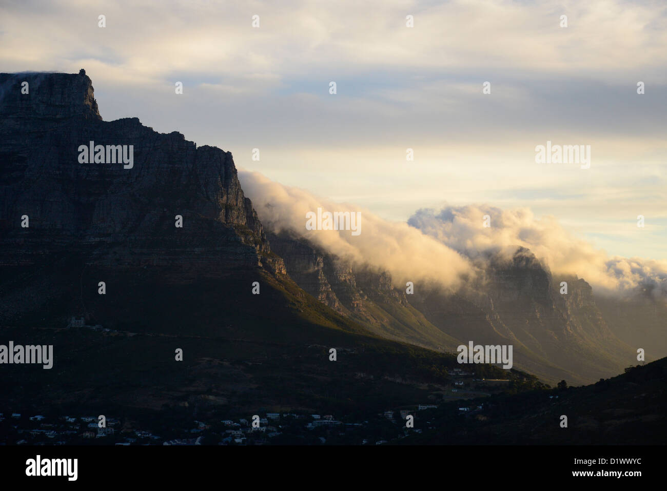 Abend-Schuss auf den Tafelberg, Silhouette der Seilbahnstation auf Berg, neblige Wolken Rollling über Berg. Stockfoto