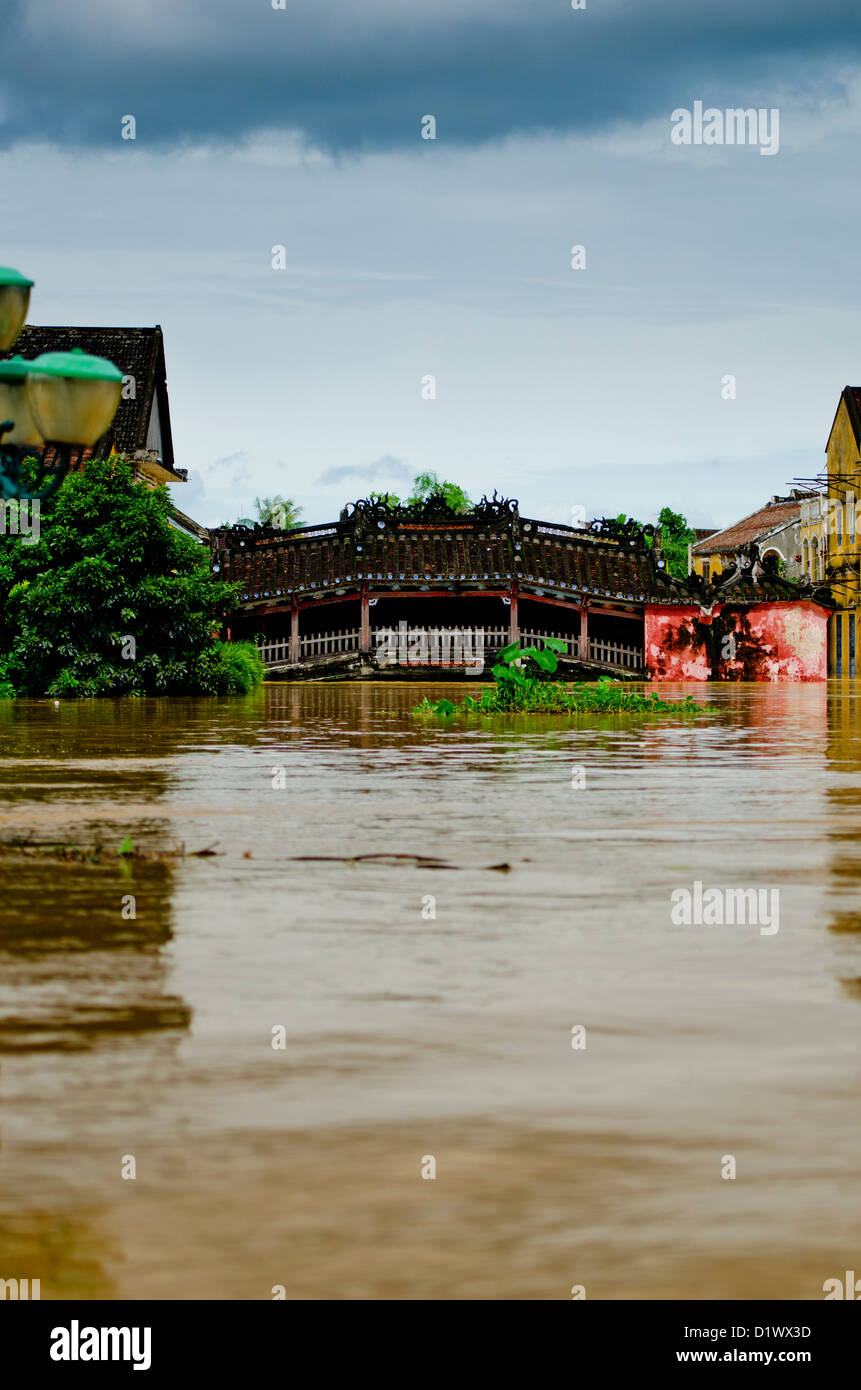 Hochwasser um die japanische Brücke, Hoi an, Vietnam. Ein lokales Wahrzeichen von japanischen Händlern im 18. Jahrhundert erbaut. Stockfoto