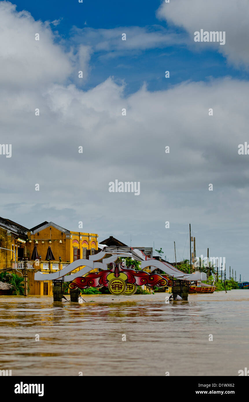 Lokale Dekorationen überflutete Brücke, Hoi an, Vietnam Stockfoto