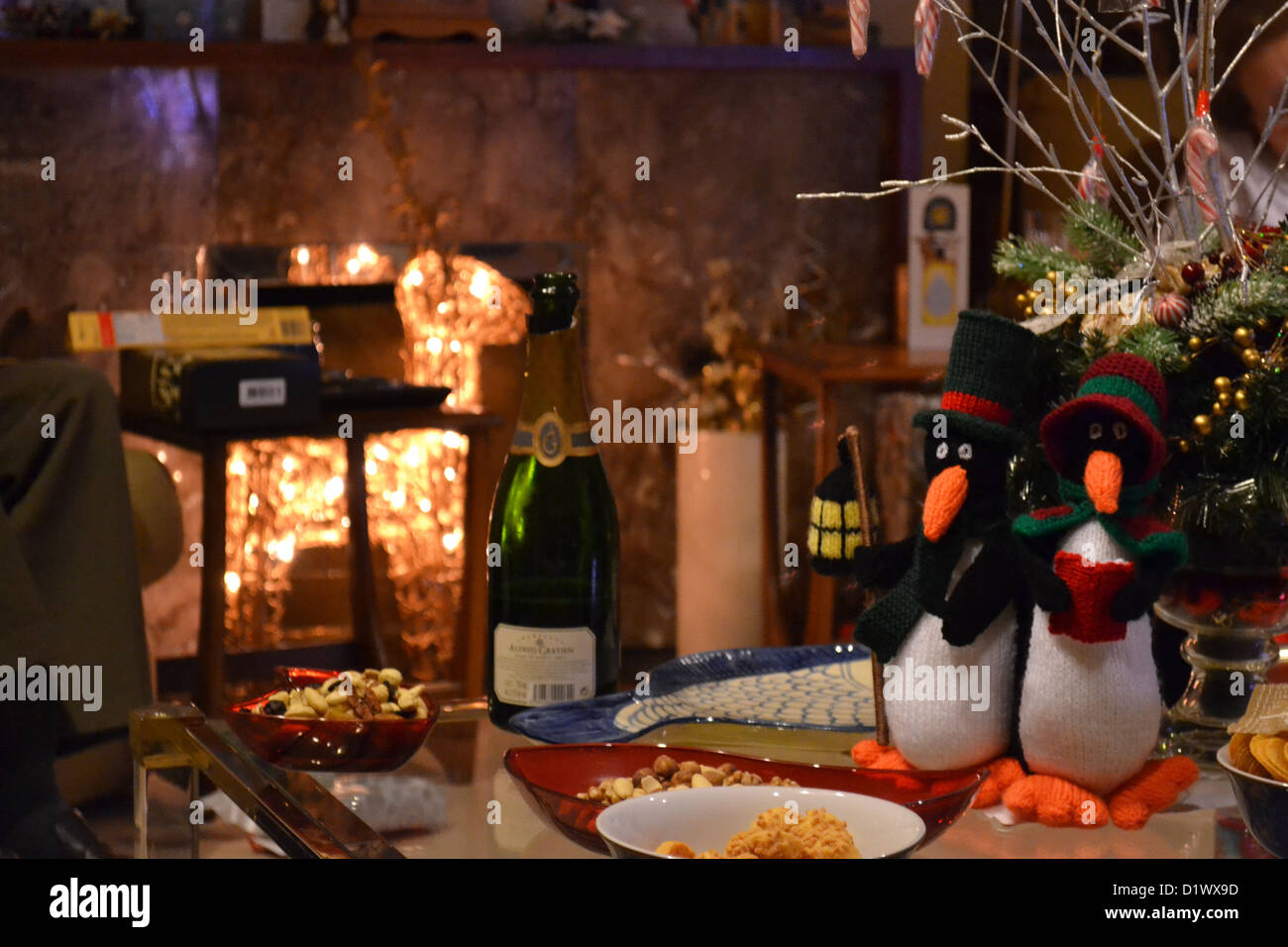 Gestrickte Pinguine, englische Lounge am Weihnachten, lesen, Südengland. Stockfoto