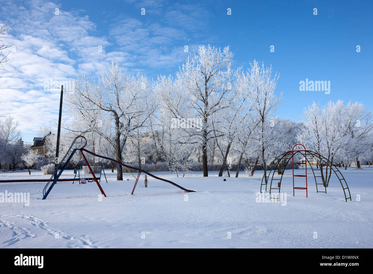 leeren Kinderspielplatz mit Raureif bedeckt Bäume auf Straße in kleinen ländlichen Dorf vergessen Saskatchewan Kanada Stockfoto