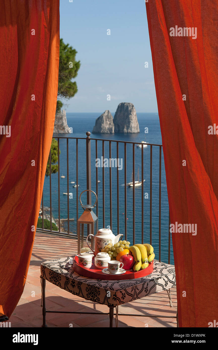 Die Terrasse der Villa mit Blick auf die Faraglioni auf der Insel Capri. Kampanien, Italien. Stockfoto