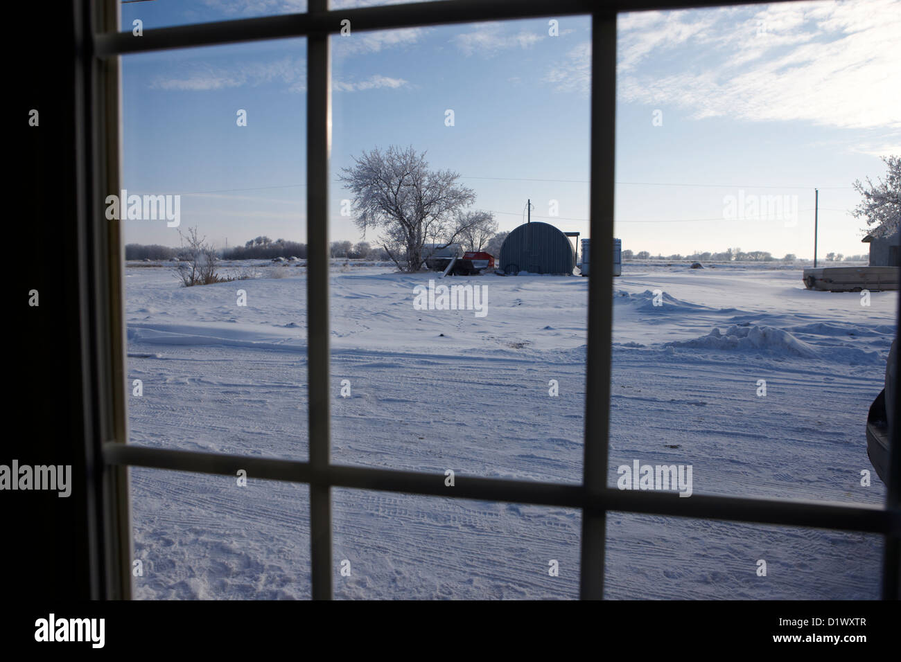 Blick durch Türfenster und Schnee bedeckte Szene in kleinen ländlichen Dorf vergessen Saskatchewan Kanada Stockfoto