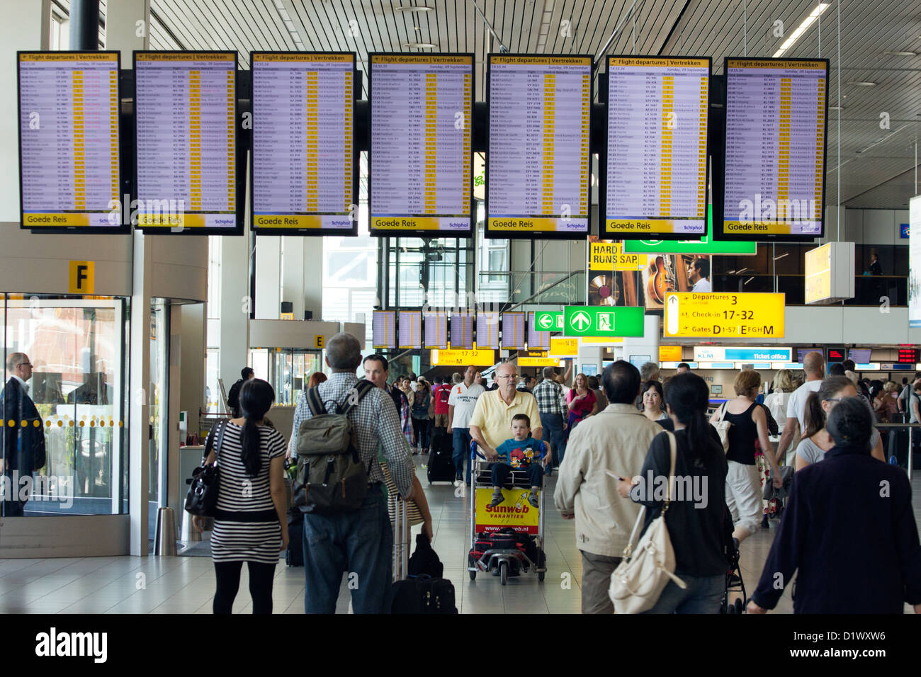 Informationstafeln am Amsterdamer Flughafen Schiphol. Die Niederlande Stockfoto