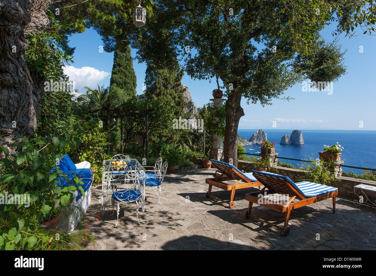 Gartenterrasse mit Blick auf die Faraglioni auf der Insel Capri. Kampanien, Italien. Stockfoto