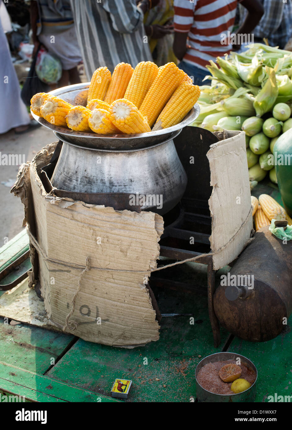 Süßer Mais am Kolben auf einem indischen Straße verkauft wird gekocht. Puttaparthi. Andhra Pradesh, Indien Stockfoto