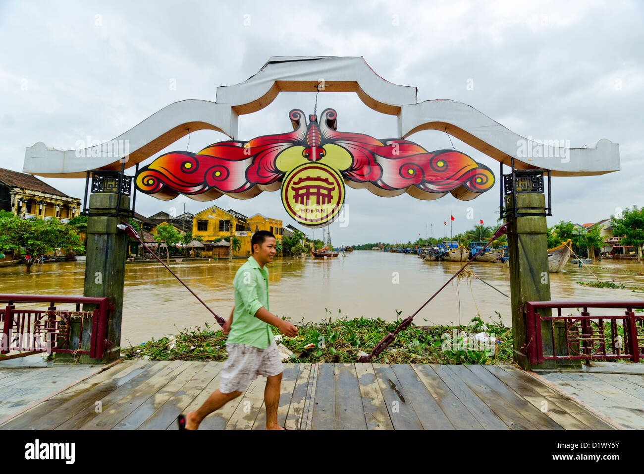 Vietnamesische Mann Spaziergänge Thu Bon Fluss bricht nach Überschwemmungen, Hoi an, Vietnam Stockfoto