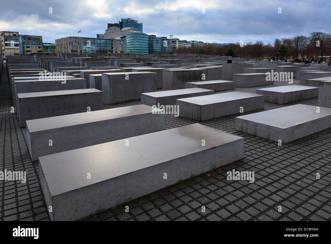 Die letzten Sonnenstrahlen fallen auf das Berliner Holocaust-Mahnmal von Steinplatten im 2. Weltkrieg in Deutschland ermordeten Juden Stockfoto