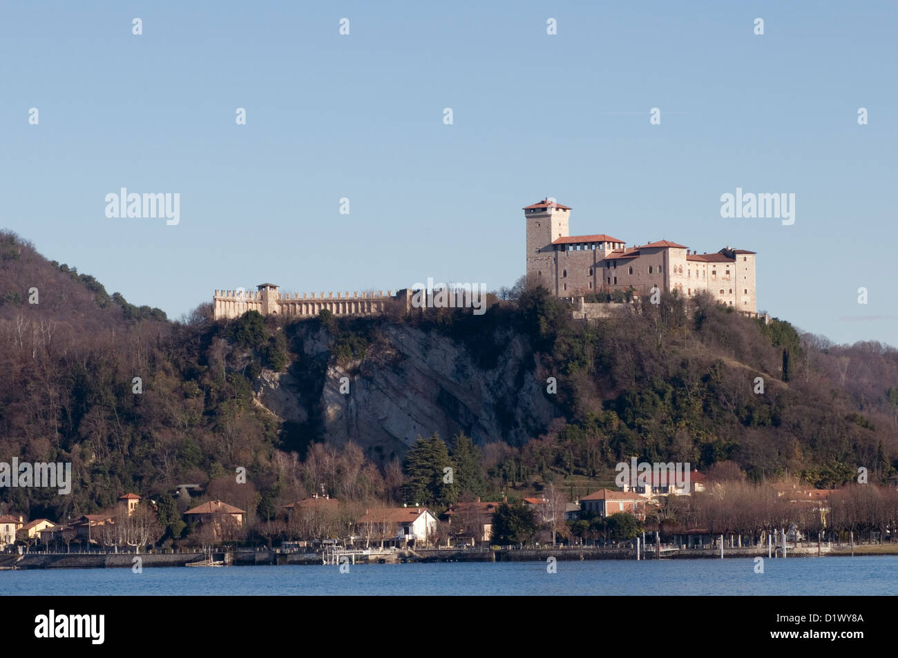 Angera mit Festung Rocca Borromea Lago Maggiore Italien Stockfoto