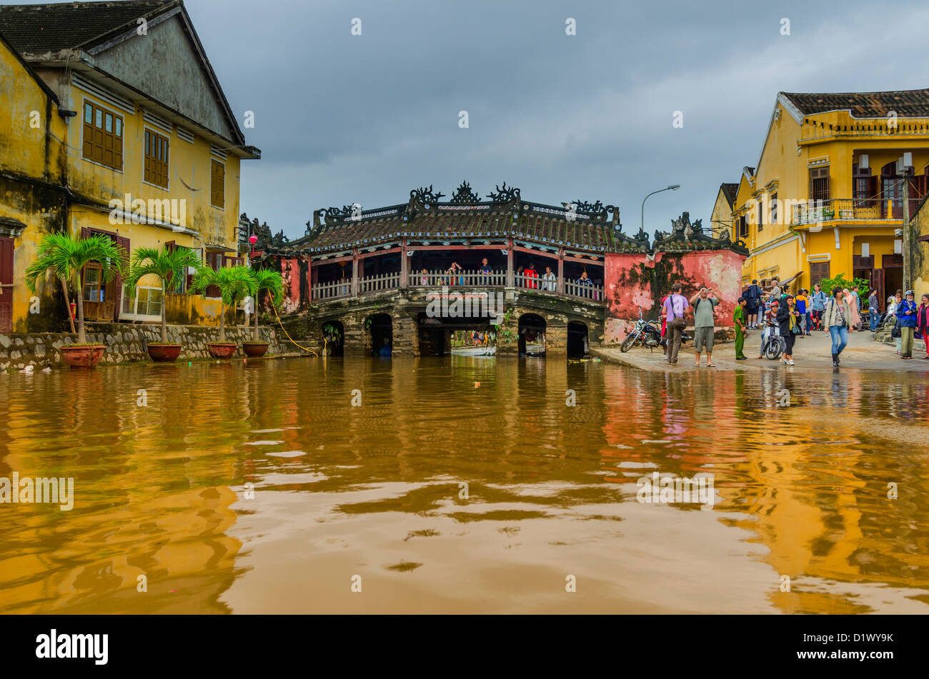Touristen zu sammeln, zu sehen, die Überschwemmungen, um japanische Brücke in Hoi an, Vietnam Stockfoto