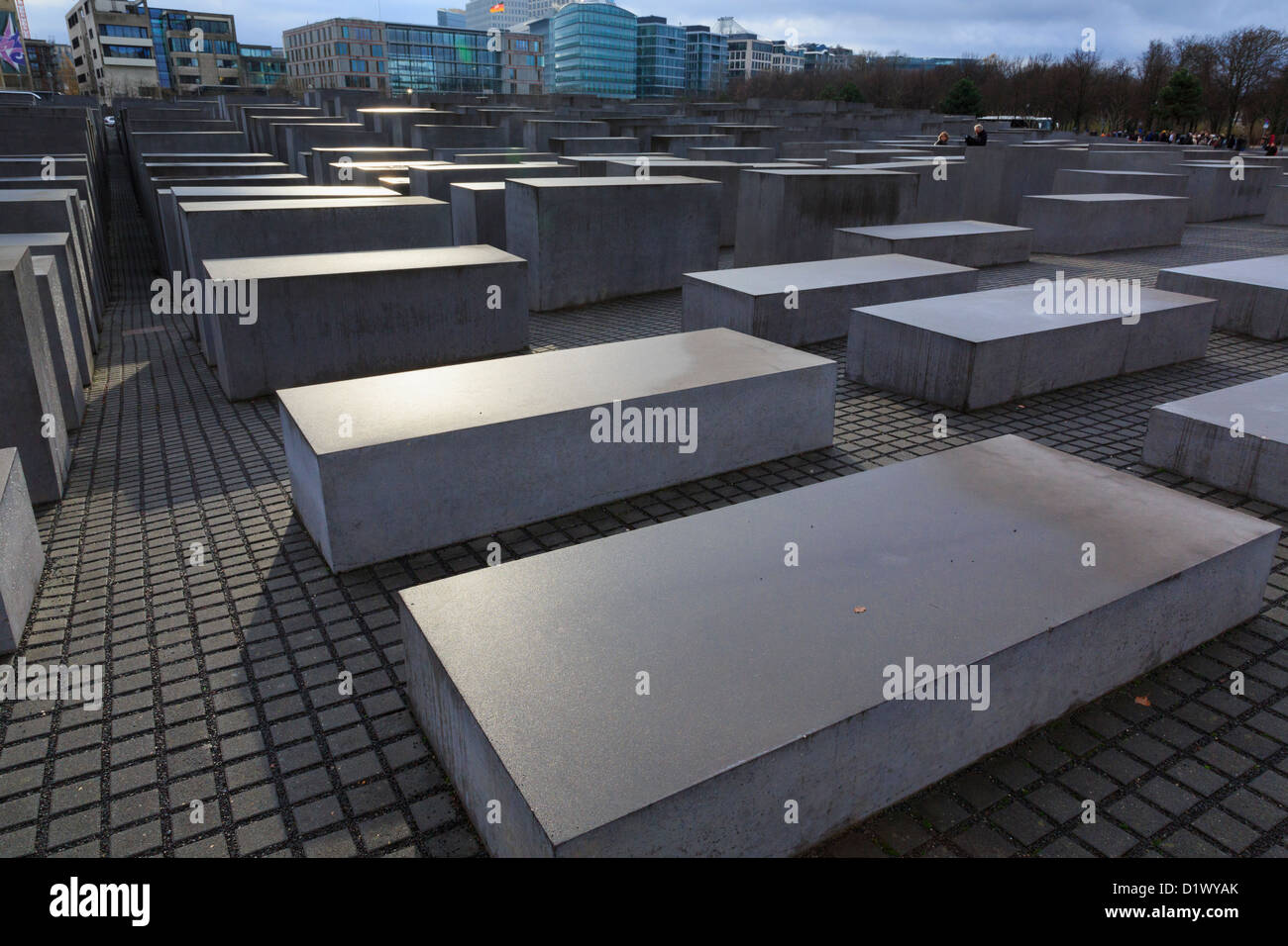 Die letzten Sonnenstrahlen fallen auf das Berliner Holocaust-Mahnmal von Steinplatten im 2. Weltkrieg in Deutschland ermordeten Juden Stockfoto