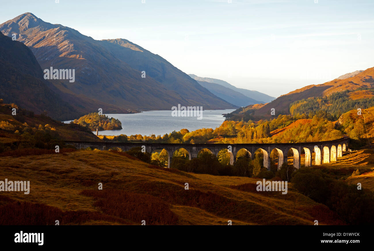Glenfinnan-Viadukt im Herbst mit Loch Shiel in Hintergrund, Lochaber, Schottland, UK, Europa Stockfoto
