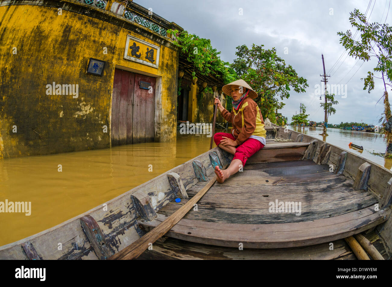Vietnamesin Zeilen über überflutete Straßen mit dem Boot, Hoi an, Vietnam Stockfoto