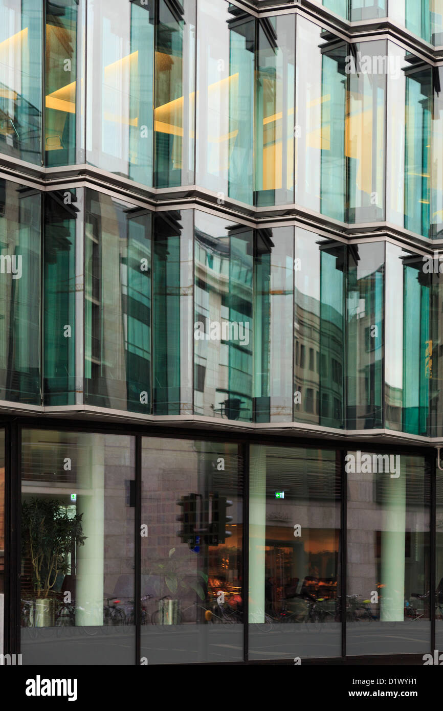 Modernes Bürogebäude mit großen Glasfenstern für Wände in Berlin-City, Deutschland, Europa. Stockfoto