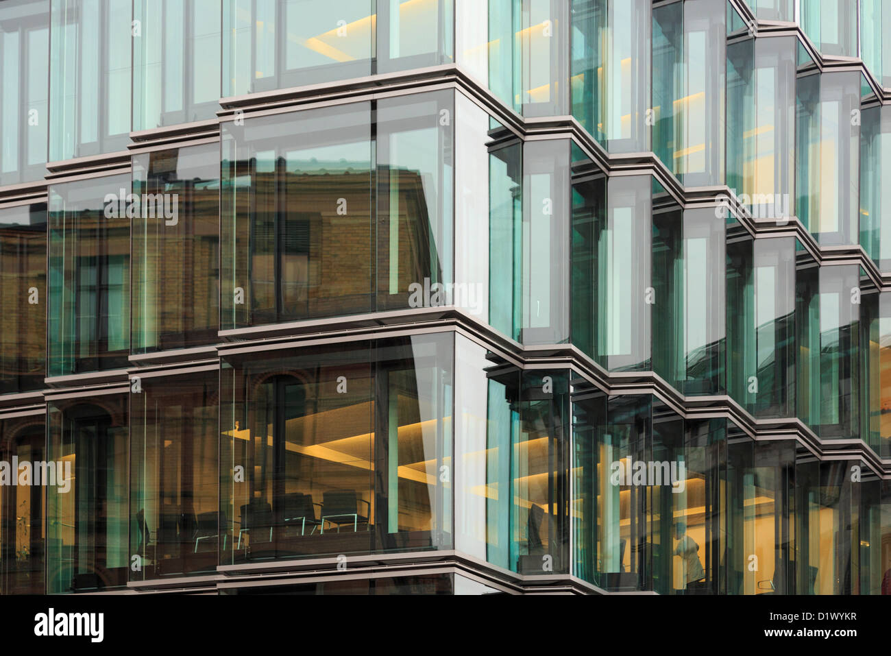 Modernes Bürogebäude mit großen Glasfenstern für Wände in Berlin-City, Deutschland, Europa. Stockfoto
