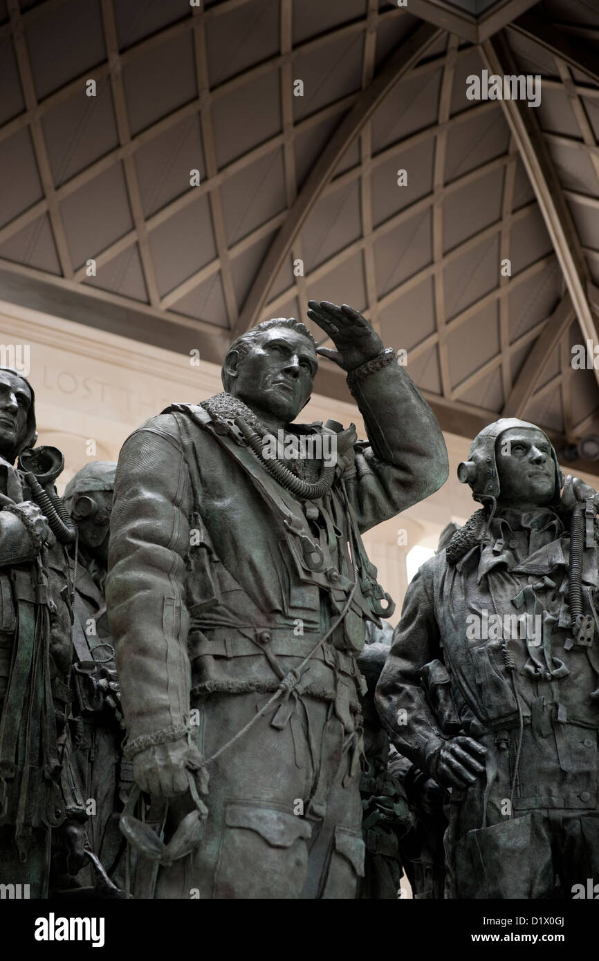 Die Skulptur innerhalb der Bomber Command Gedenkstätte in Green Park, London. Bomber Command Gedenkstätte Royal Air Force London RAF Stockfoto