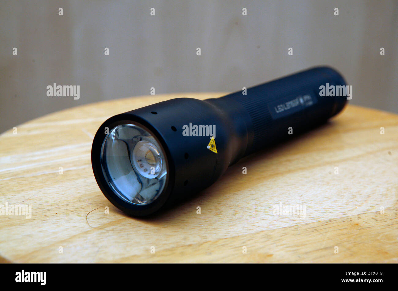 Eine professionelle A LED Lenser P14 Taschenlampe von Polizei und  Sicherheitsdiensten verwendet Stockfotografie - Alamy