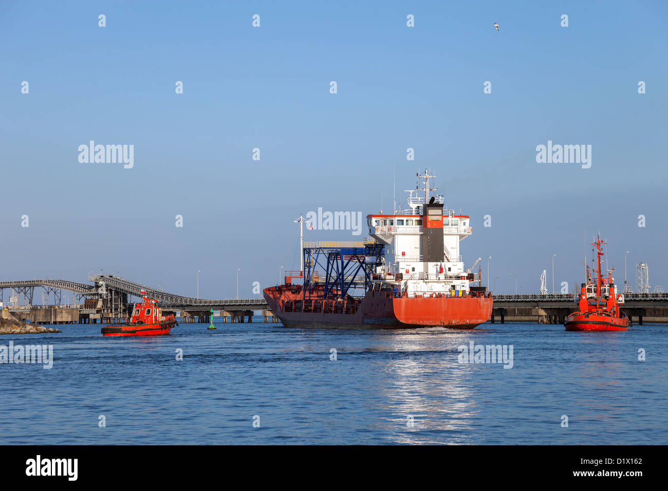 Ein Frachtschiff, das Auslaufen aus dem Hafen von Danzig, Polen. Stockfoto