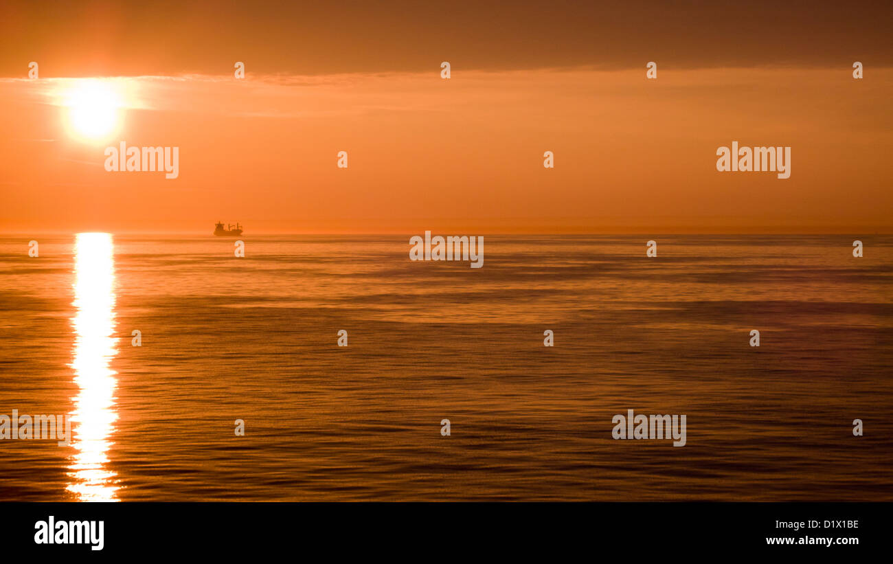 Schiff, ruhiges Meer, Sonnenuntergang Stockfoto