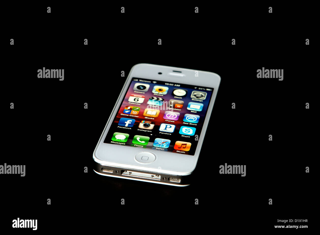 Ein weißes Iphone 4 s vor einem schwarzen Hintergrund Stockfoto