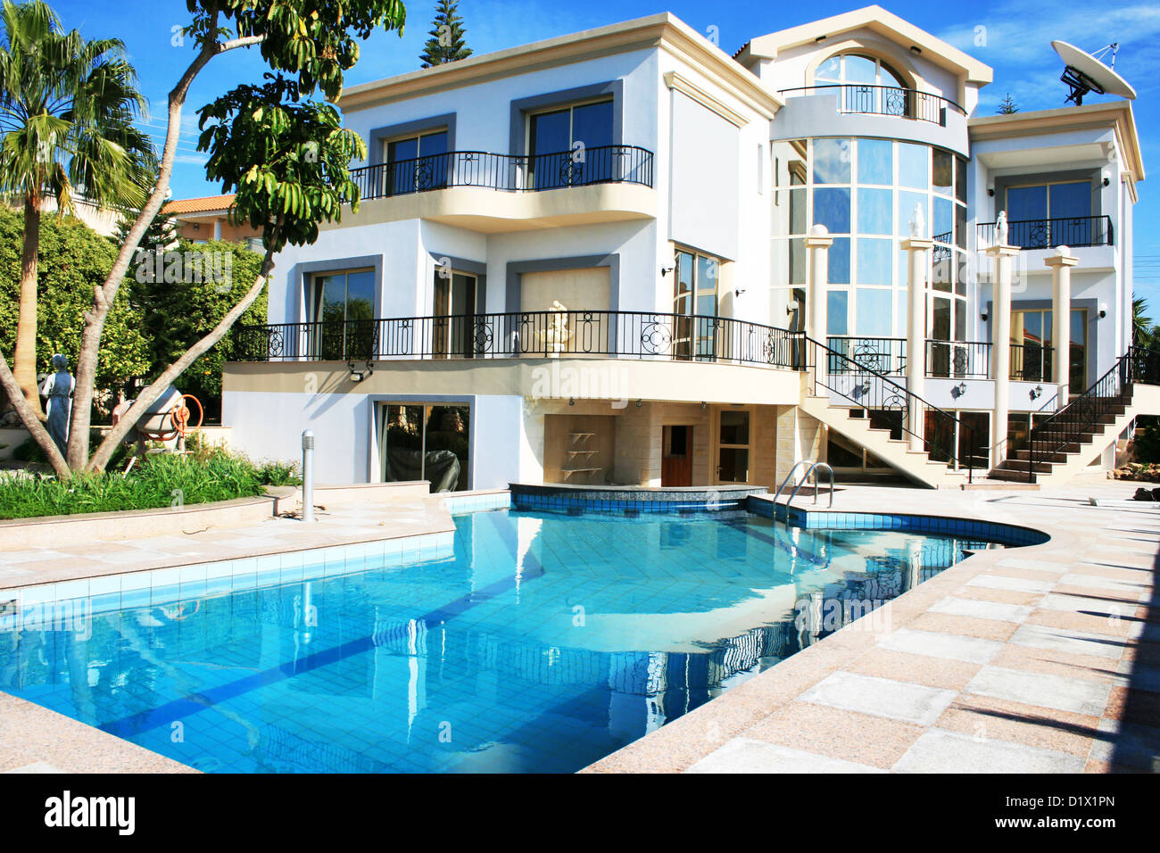 Luxuriöse Villa und Pool in Zypern. Stockfoto