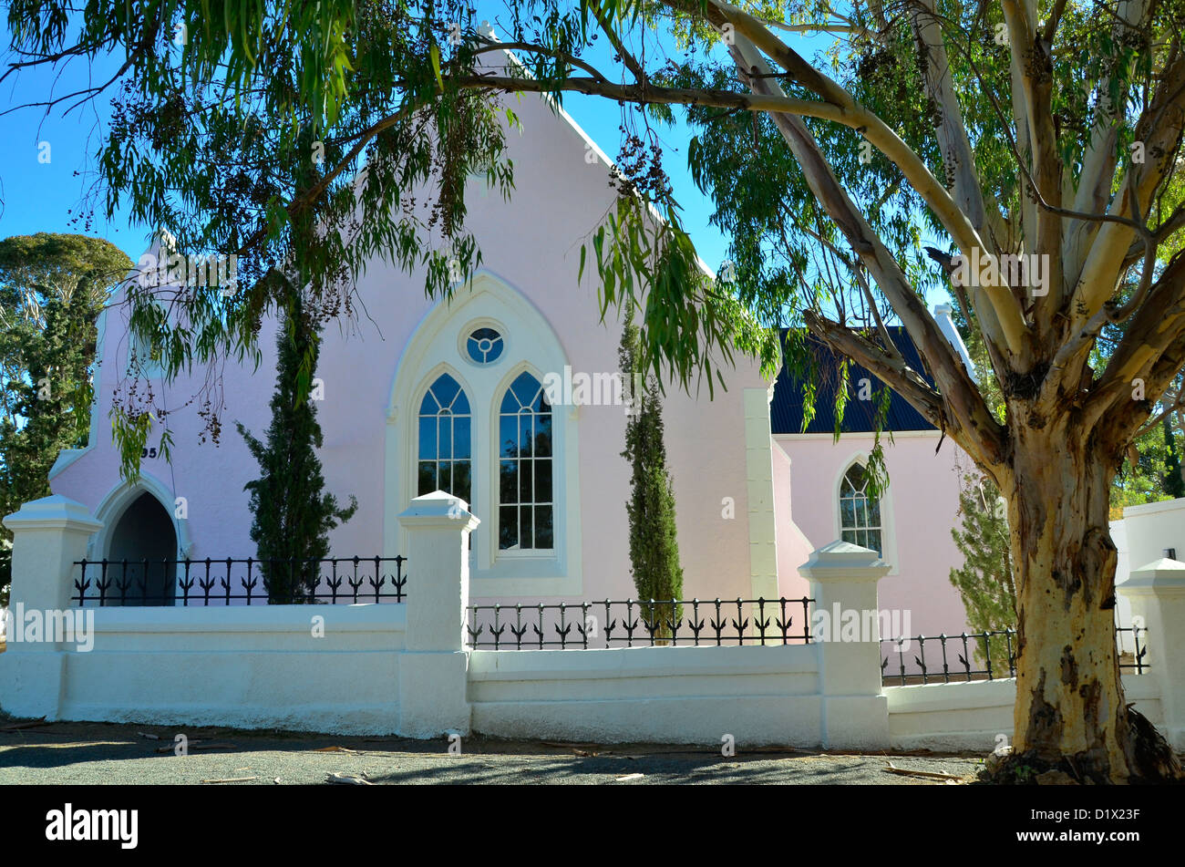 Alte Kirche unter Eukalyptusbaum auf historische Matjiesfontein in der großen Karoo, Südafrika. Stockfoto