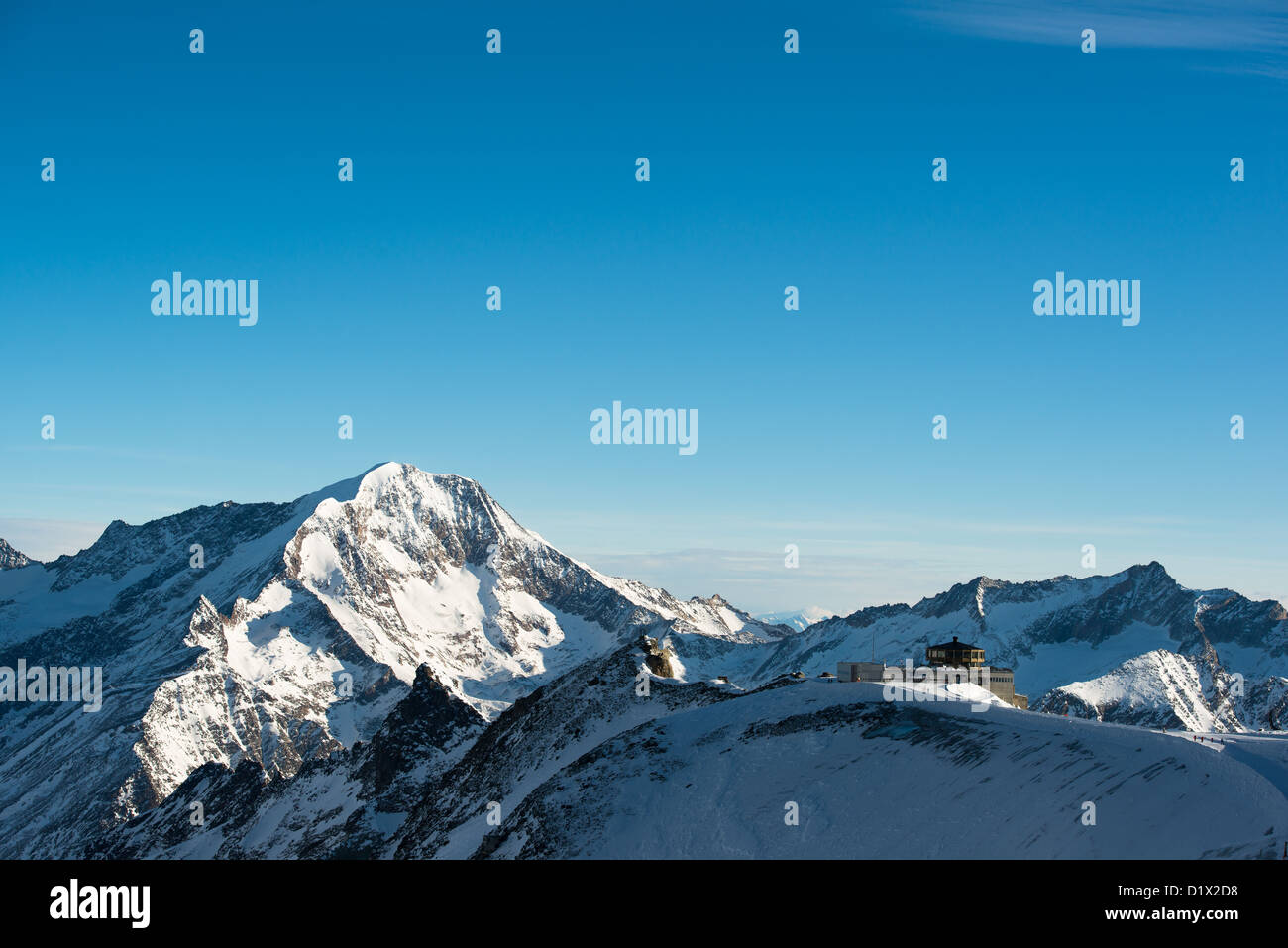 Mitelallalin, höchsten Drehrestaurant der Welt mit Weissmies Berggipfel im Hintergrund, Saas Fee, Wallis, Schweiz Stockfoto