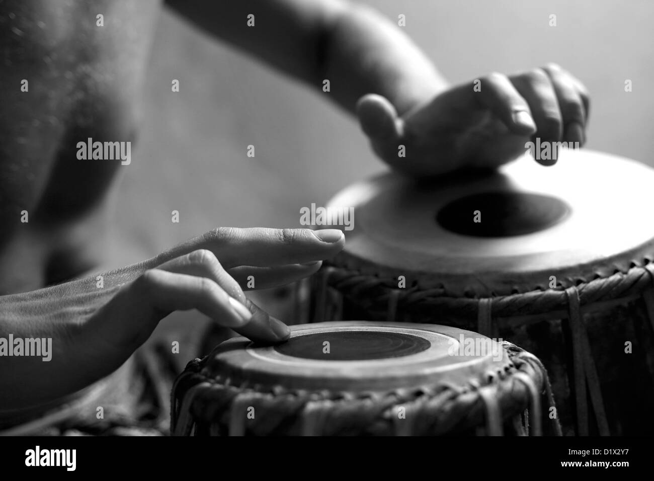 Man spielt die Djembe (nigerianische Trommel) im studio Stockfoto