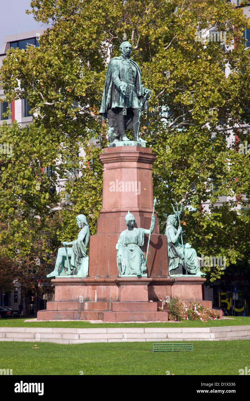 Die Statue von Istvan Szechenyi neben Akademie der Wissenschaften in Budapest, Ungarn Stockfoto